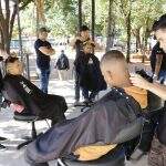 Escola de barbeiros faz cortes de cabelo de graça para atender moradores de rua