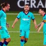 Messi não marca, mas Barcelona goleia o Villarreal e ainda sonha com o título