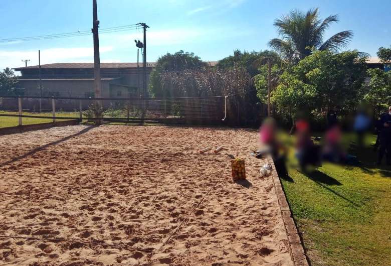 Guarda encerra partida de ‘beach tennis’ com aglomeração em chácara de Dourados