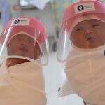 Bebês ganham protetores faciais em maternidade na Tailândia