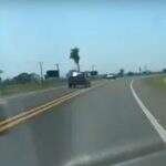 VÍDEO: dirigindo em zigue-zague em rodovia, motorista bêbado é detido por populares e vai preso