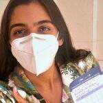 Aos 31 anos, filha de Regina Casé é vacinada contra a Covid-19