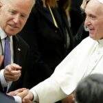 Bispos católicos aprovam redação de uma declaração que pode impedir Biden de comungar