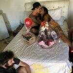 Cartolouco exibe foto ‘segurando vela’ para Biel e Tays Reis