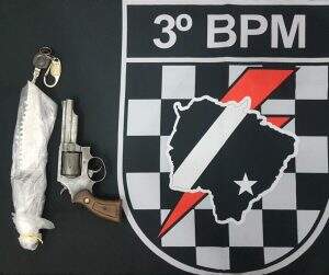 Faca e revólver apreendidos pela PM. Foto: Ferrari News