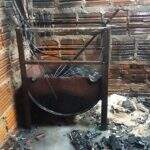 Churrasqueira com brasa causa incêndio que destrói casa em MS