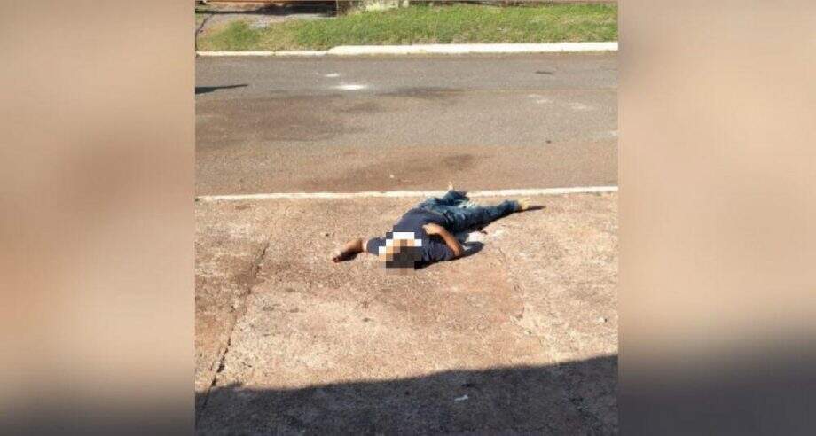 Homem é morto a tiros na calçada em Jardim
