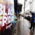 Chuva intimida consumidores em Black Friday no Centro