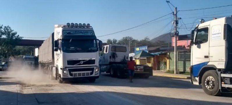 Manifestantes bolivianos suspendem bloqueio, mas prometem retomar fechamento de estrada na fronteira
