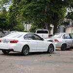 Colisão entre BMW e Classic trava trânsito na Rua Bahia