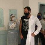 Médico responsável pela ala Covid-19 no hospital de Bodoquena é primeiro imunizado contra a doença