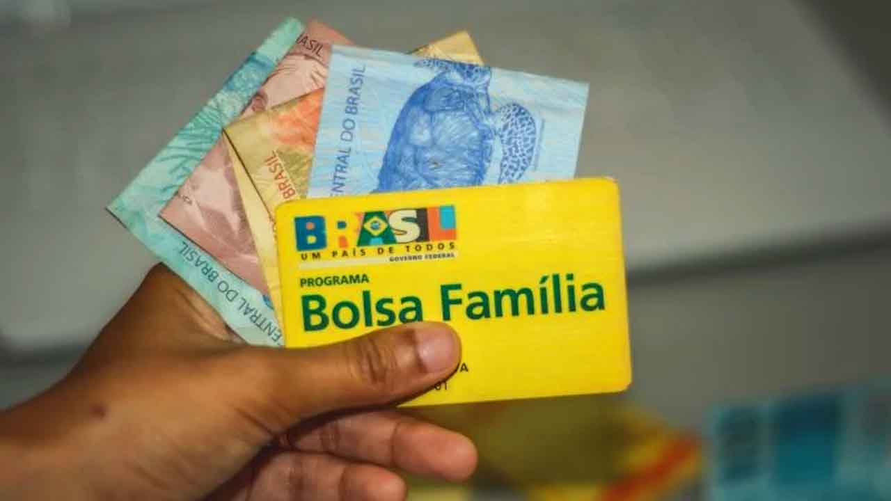 Auxílio Brasil: Bolsonaro anuncia substituto do Bolsa Família com valor 50% maior