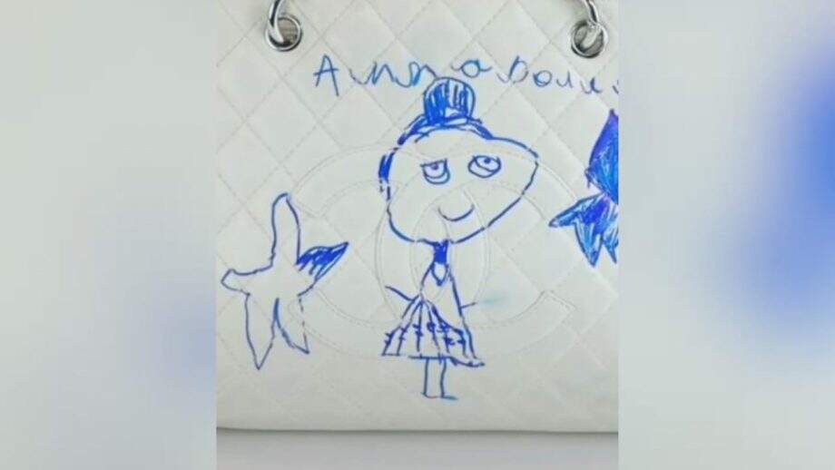 Criança usa caneta para desenhar na bolsa da mãe avaliada em R$ 15 mil