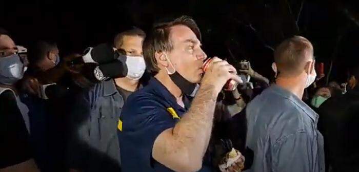 VÍDEO: Bolsonaro é confrontado com panelaço após formar aglomeração em Brasília