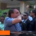 Bolsonaro fura quarentena, limpa o nariz e cumprimenta idosa durante passeio