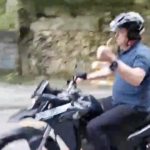 Sem máscara, Bolsonaro deixa Alvorada para passear de moto