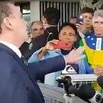 VÍDEO: Bolsonaro perde paciência e dá ‘patada’ em apoiador que gritou fecha o Supremo