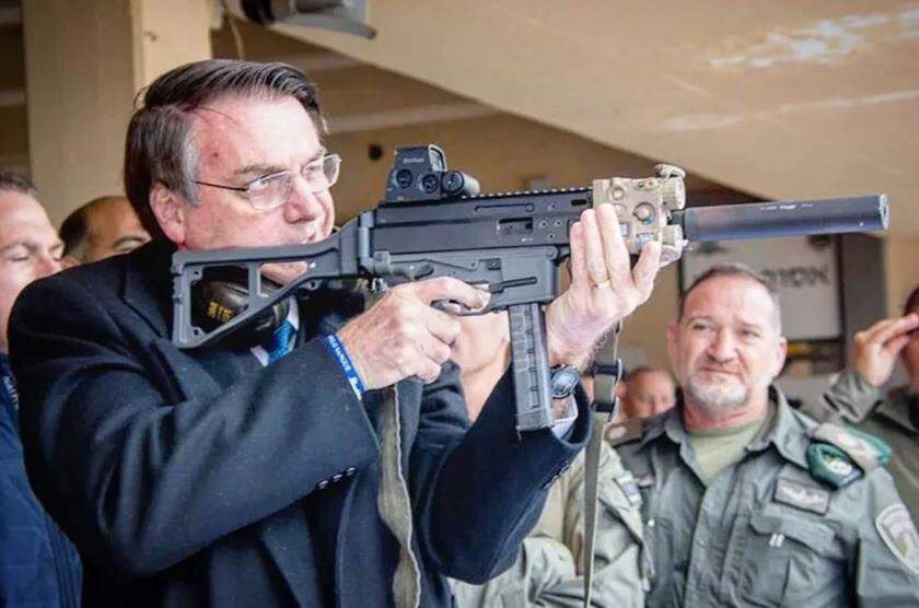 Bolsonaro publica foto em Israel defendendo armamento da população