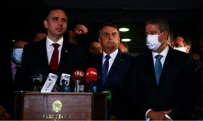 Bolsonaro e ministros entregam ao Congresso MP de privatização da Eletrobras