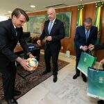 Jair Bolsonaro recebe presidentes da Fifa e da CBF
