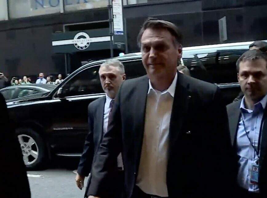 Bolsonaro entrou pela porta dos fundos do Hotel Intercontinental Barclay