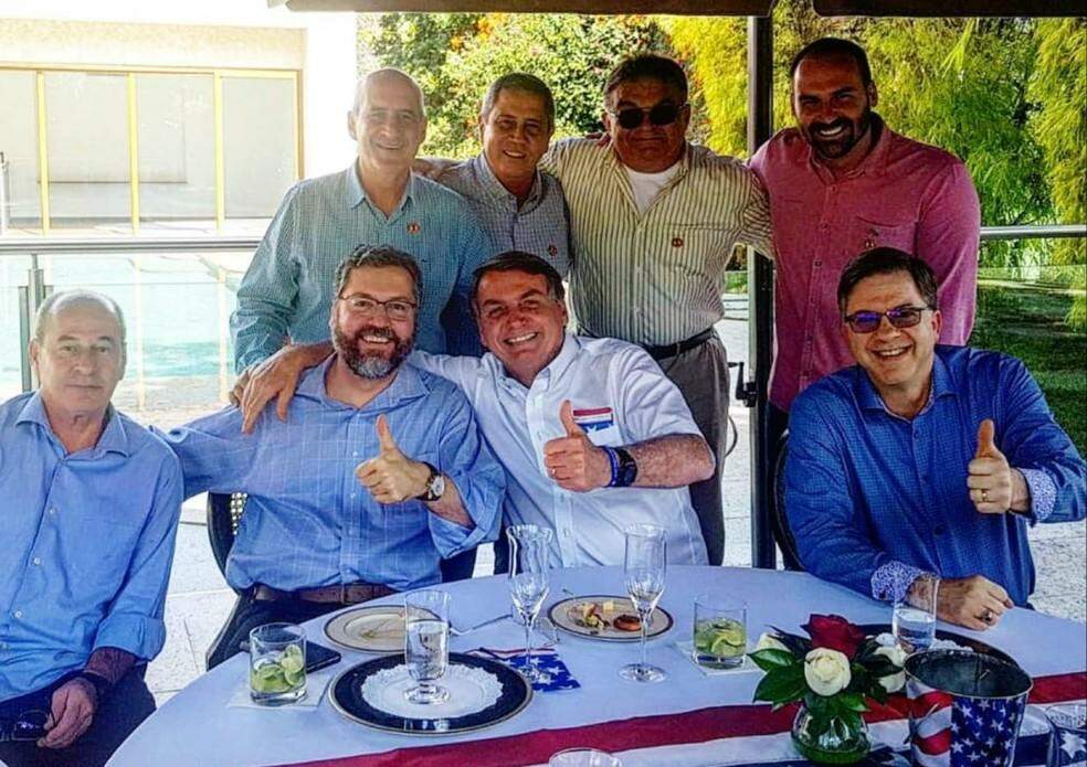 Bolsonaro almoça com embaixador para comemorar independência dos EUA