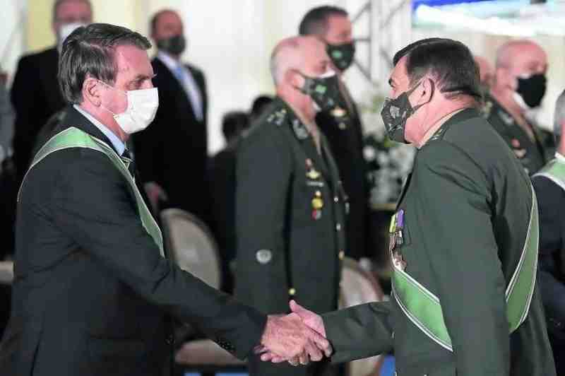 Bolsonaro concede honraria ao comandante do Exército