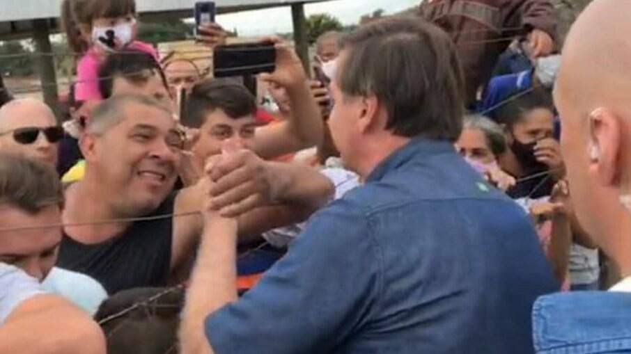 Sem máscara e com aglomerações, Bolsonaro visita cidade de Goiás desrespeitando o próprio ministério