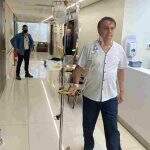 Bolsonaro posta foto caminhando e afirma que voltará “em breve”