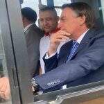 Bolsonaro e Guedes chegam ao Planalto de ônibus elétrico e usam rampa do Palácio