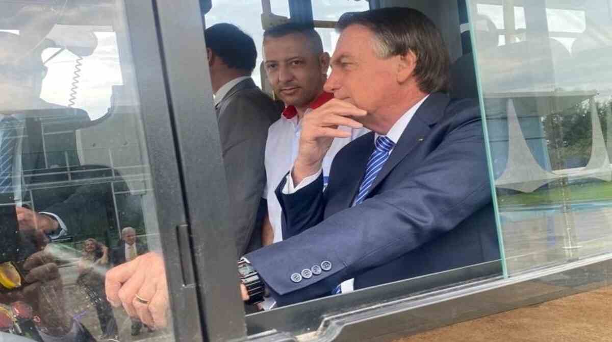 Bolsonaro e Guedes chegam ao Planalto de ônibus elétrico e usam rampa do Palácio
