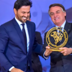 Bolsonaro, Michelle, Flávio e mais de 10 ministros recebem prêmio do próprio governo federal