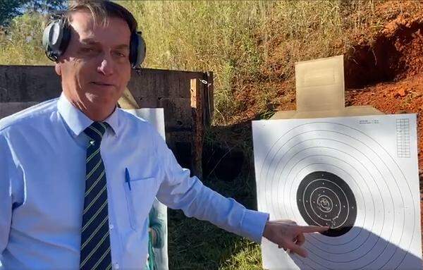 Bolsonaro ‘dribla’ imprensa e publica vídeo praticando tiro