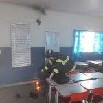 Fogo começa em ventilador e destrói forro de sala de aula em Ladário