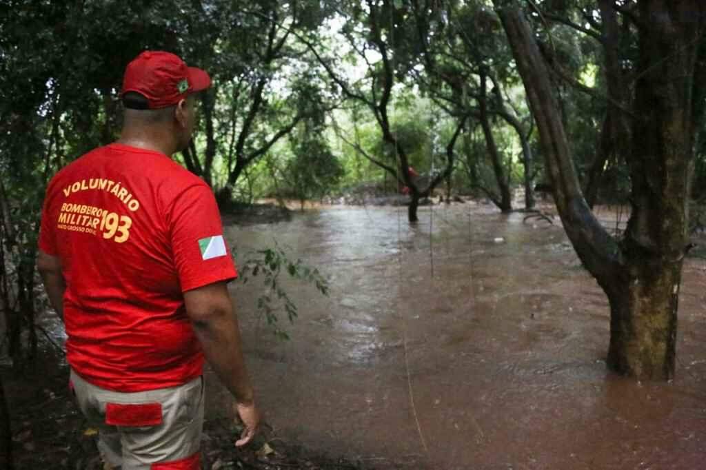 Bombeiro durante buscas pelo local onde criança teria desaparecido. Foto: Leonardo de França