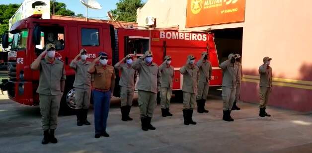 VÍDEO: Bombeiros prestam homenagem a tenente vítima da Covid-19 em batalhões de MS