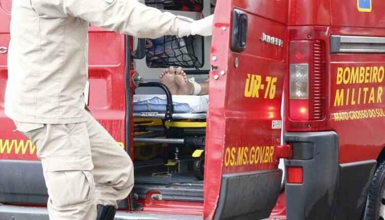 Motociclista provoca acidente e abandona mulher e criança de 4 anos feridas na rua