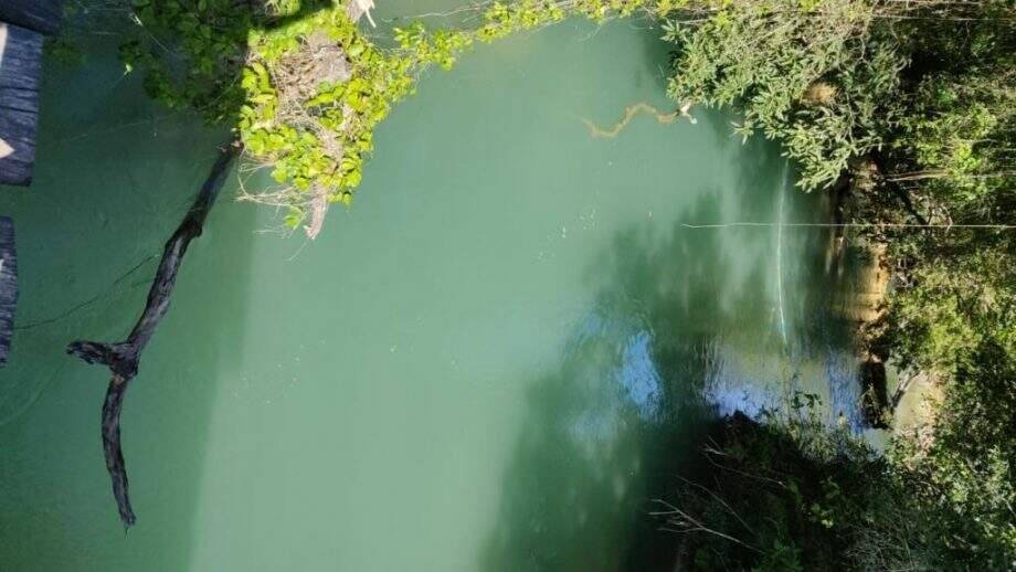Suspeita de desvio no rio Formoso deixa água do balneário municipal de Bonito turva e escura