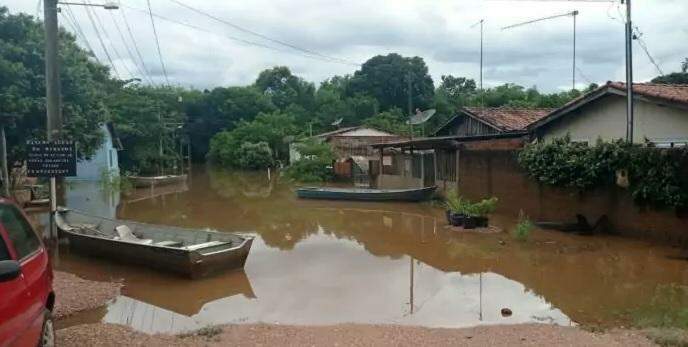 Mesmo com ‘pausa’ em chuvas, famílias ribeirinhas de Bonito ainda estão com casas alagadas