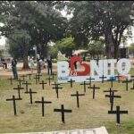 Protesto contra Bolsonaro enche praça de cruzes e causa polêmica em Bonito