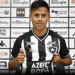Botafogo apresenta atacante peruano Lecaros, nova aposta da temporada