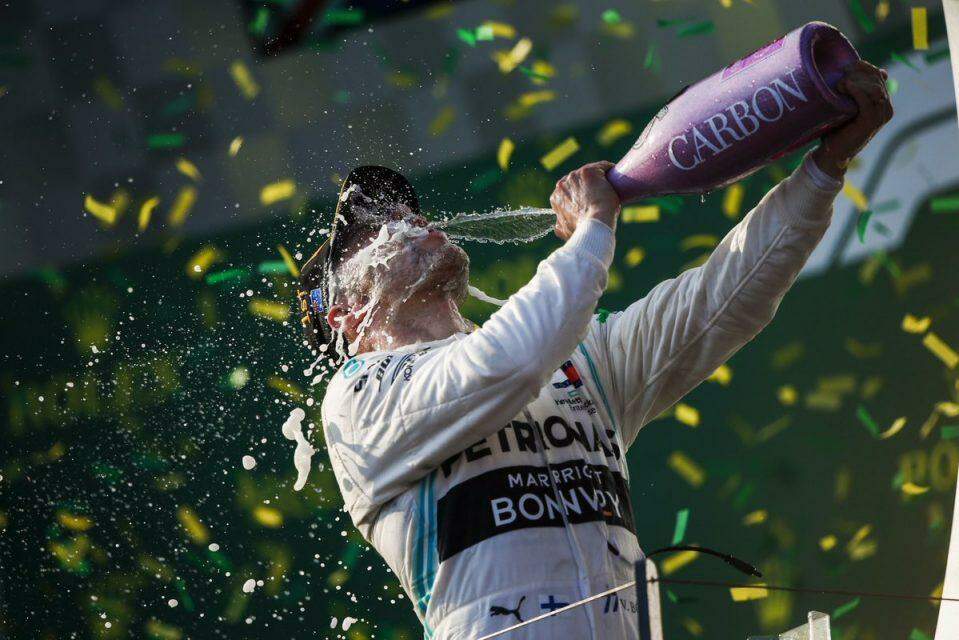 Parabenizado por Hamilton, Bottas celebra vitória: ‘Nunca tive uma corrida assim’