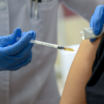 Italiano tenta fraudar vacinação com braço falso feito de silicone