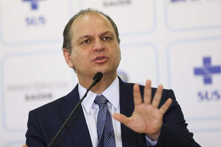 Governo Bolsonaro vai trocar líder na Câmara por nome do Centrão