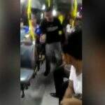 Jovem com bebê no colo é agredida a socos em confusão no ônibus