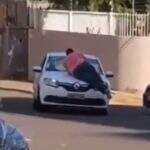 VÍDEO: homem pula em carro e é carregado durante briga de trânsito em Campo Grande
