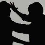 Mulher é agredida a socos por marido e cunhado em bar após discussão