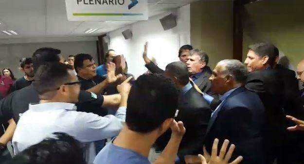 VÍDEO: Servidores tentam ocupar plenário da ALMS e são contidos por seguranças
