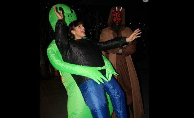 Bruna Marquezine usa fantasia inusitada em festa de Halloween
