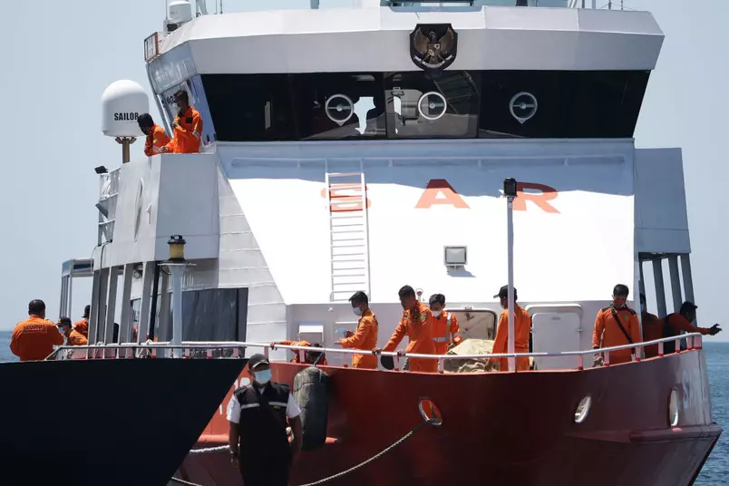 Indonésia encontra submarino rachado em três partes no fundo do mar